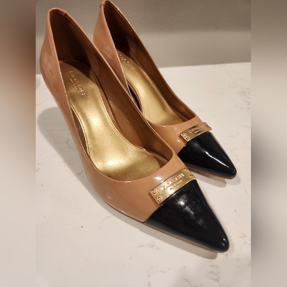 Coach Zan Patent Tapioca/Black Pointed Toe Pump - size 7.5 designer corpcore - Picture 1 of 10